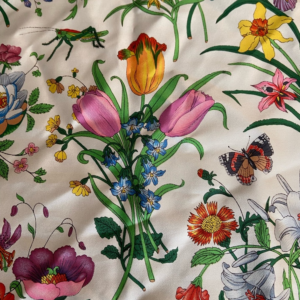 Authentic Gucci Vintage Iconic Flora Silk Square Scarf - Picture 9 of 14